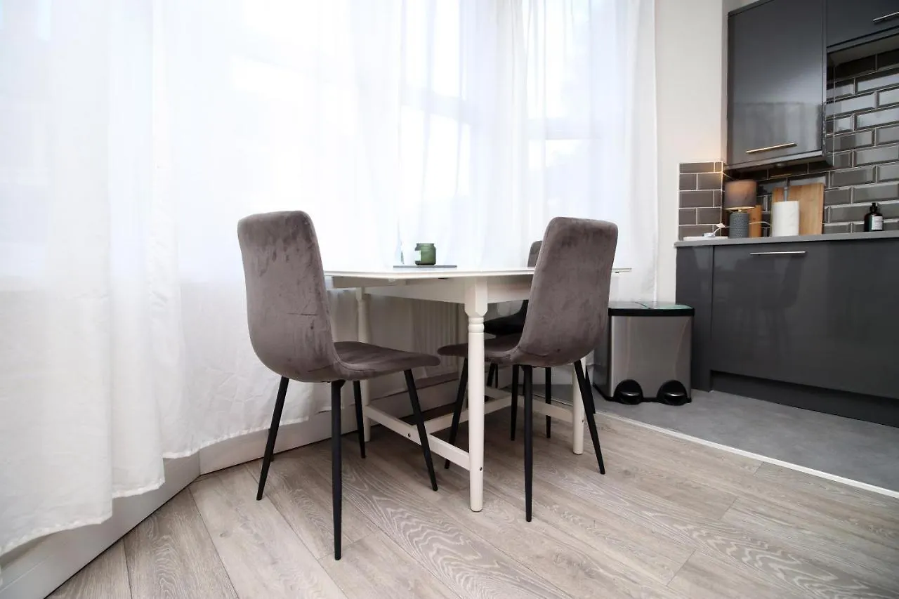 New 1 Bed Flat Next To Roath Park W/Street Parking Apartment Cardiff