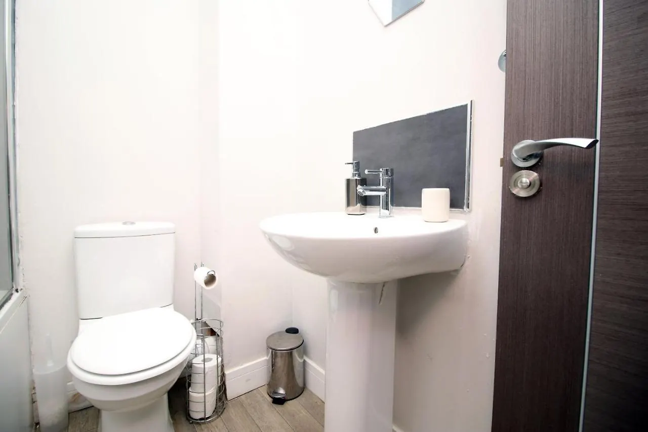 New 1 Bed Flat Next To Roath Park W/Street Parking Apartment Cardiff