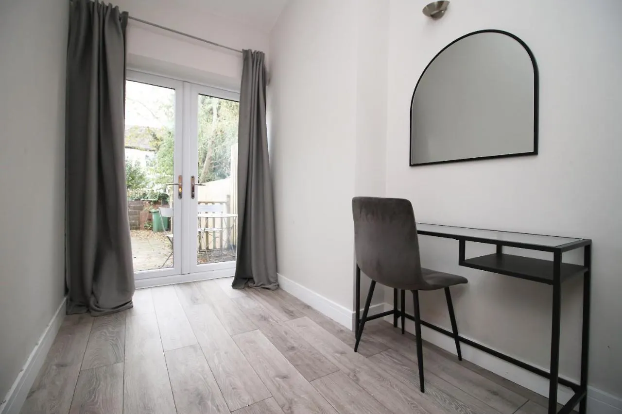 New 1 Bed Flat Next To Roath Park W/Street Parking Apartment Cardiff